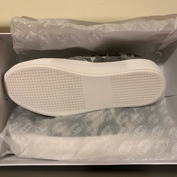 Steve Madden Gills C Sneaker in Green Camo - Picture 7 of 9